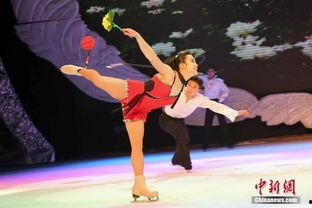 娱乐吃瓜君表演杂技